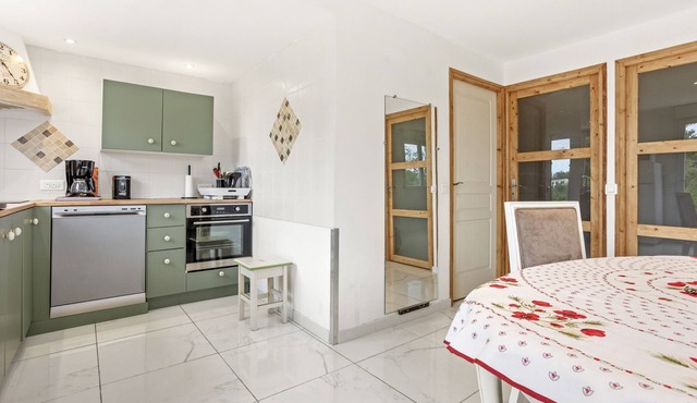 Charmant Apartment Brignoles with Private Terrace and Air Conditioning