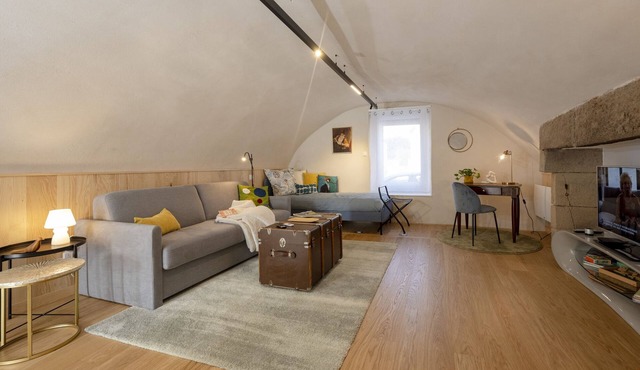 Charmant Appartement Atypique Entièrement Rénové au Cœur du Village