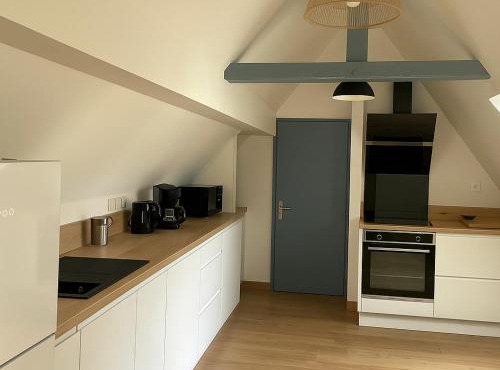 Charmant appartement 2 chambres entièrement rénové avec parking au calme tout en étant à deux pas des commerces et restaurants