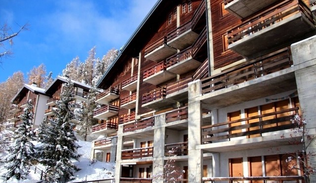 Charmant appartement de 3 pièces au 1er étage de l'immeuble "Les Roches" à proximité du centre du vi