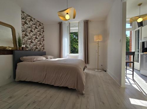 Charmant appartement chambre, cuisine et salle de bain avec balcon sur Jardin Massey