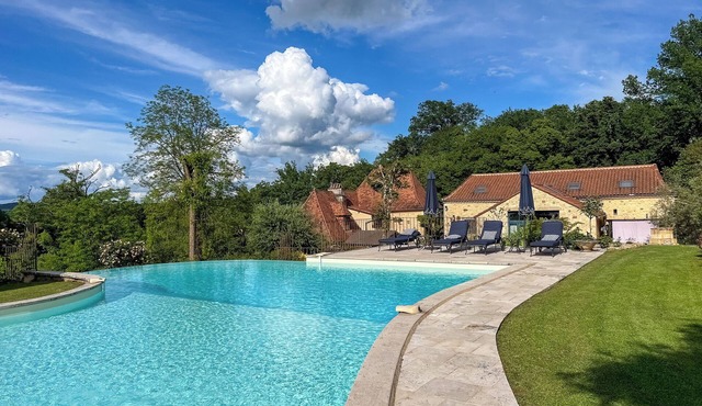 Charmant bungalow offrant une vue sur la Dordogne, dans le Périgord Noir