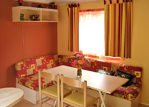 Charmant Bungalow à Juncalas avec Terrasse et Vue Montagne