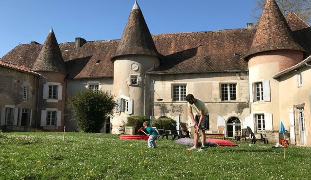 Charmant Château Charentais Familial en Bord de Rivière