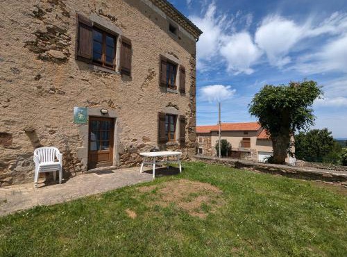 Charmant Gîte en Pierre avec 3 Chambres, Cour et Proximité Activités, Pinols - FR-1-582-252