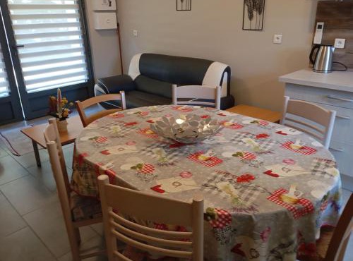 Charmant Gîte Familial à Saint-Benoît-sur-Loire - 2 Chambres, Parking, Proche Patrimoine et Nature - FR-1-590-426