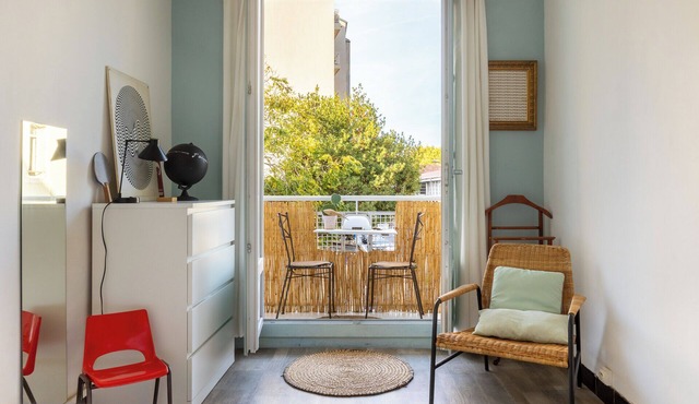 Charmant, lumineux, sans vis à vis, proche plages. nUn havre de paix central.