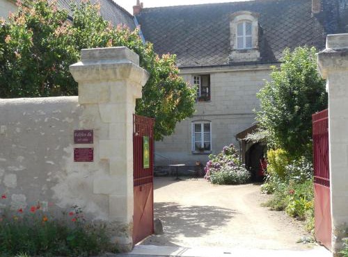 Charmant Manoir Historique avec Jardin Privatif à Berthenay, Proche des Châteaux de la Loire - FR-1-381-5