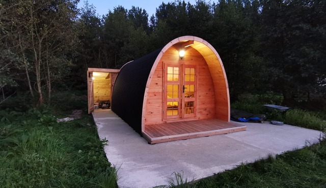 Charmant POD en Bois Près D'un Plan D'eau