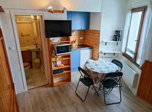 Charmant studio accès direct aux pistes et GR10, vue sur la vallée