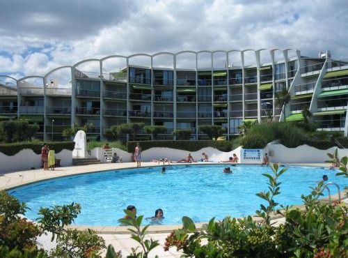 Charmant T2 avec Piscine, Proche Plage et Commerces, Garage Privé, Quartier Couchant - FR-1-328-227