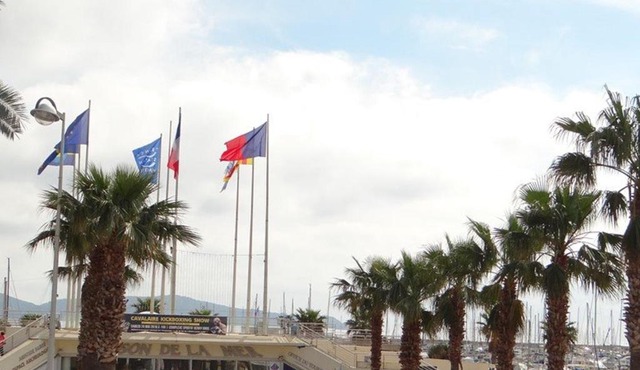 Charmant T2 cabine 40m², centre-ville, balcon, clim, ascenseur, à Cavalaire-sur-Mer - FR-1-100-224