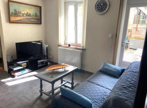 Charmant T2 rénové avec cour privée - centre d'Épinal, proche gare et commodités - FR-1-589-265