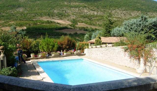 Charmante maison de vacances à La Roche-sur-le-Buis avec piscine