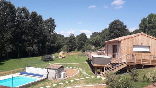 Charmante maison avec piscine à Chalandray, 25 m²