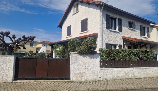 Charmante Maison Avec Jardinet Offrant de 4 à 6 Lits à 10 Minutes de Lyon Centre