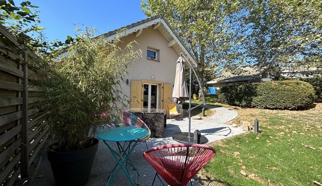 Charmante Maison Dans un Écrin de Verdure Face au Mont-blanc