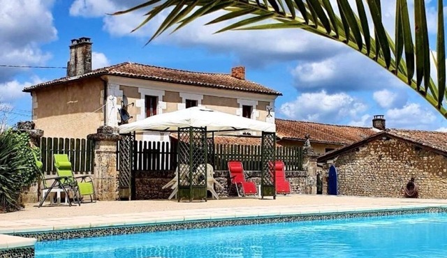 Charmante Maison de Campagne Paisible Avec Vues Magnifiques et Belle Piscine