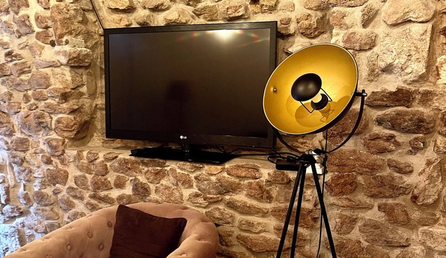 Charmante Maison en Pierre Chaleureuse, au Centre D'un Hameau Calme