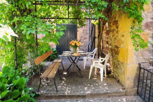 Charmante maison en pierres dorées, au calme avec jardin et parking gratuit - A 15 mn à pied du village de Lentilly
