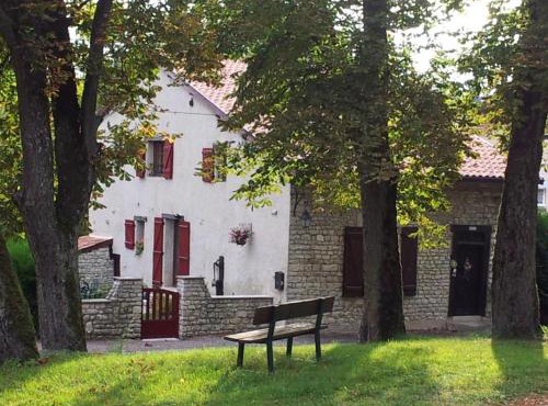 Charmante maison historique avec jardin à Vadelaincourt - Charme, cheminée, et sérénité - FR-1-585-67