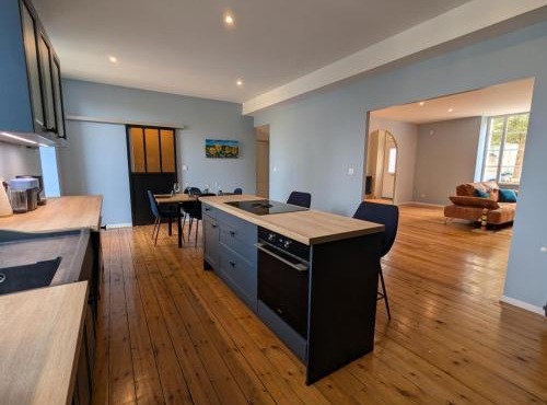 Charmante maison XIXe sur Jarnac avec 3 chambres, cour privative & parking - FR-1-653-280