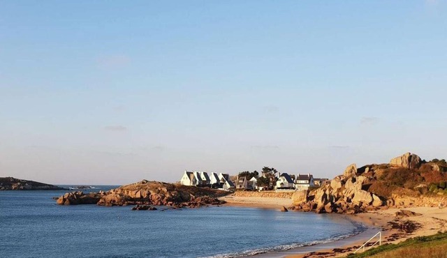 Charmante maisonnette avec jardin à 400m de la plage à Trégastel, WIFI gratuit et parking. - FR-1-368-211
