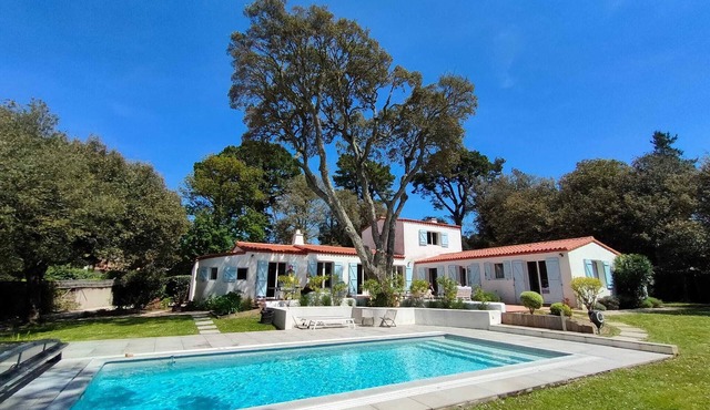Charmante Villa de Bord de Mer, Avec Piscine, Situé Dans un Grand Parc Arboré