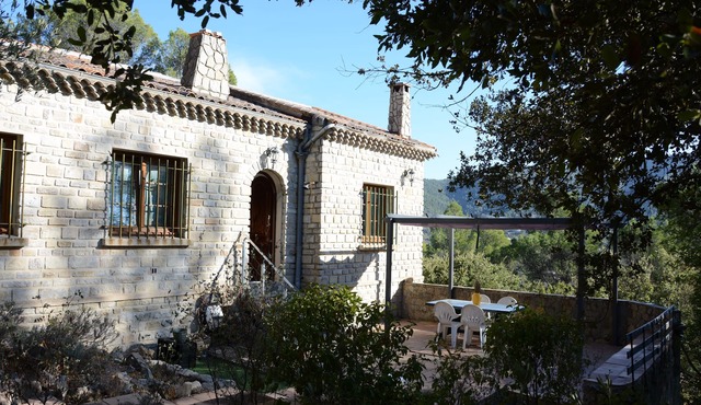 Charmante villa en pierre, 6 personnes, piscine privée, propre, 16000m².