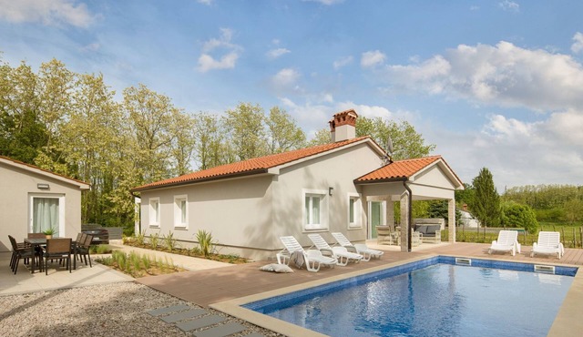 Charmante Villa mit gepflegtem Garten und beheiztem Pool by Interhome
