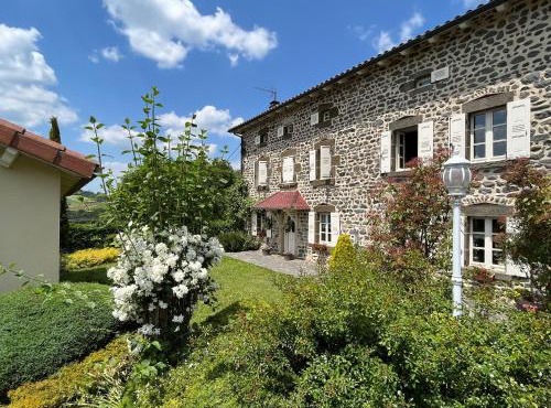 Charme du Velay : Maison de caractère avec cheminée, terrasse et équipements bébé à St-Paulien - FR-1-582-266