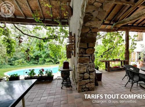 Charme Rural avec Piscine Privée et Animaux Acceptés - FR-1-496-200