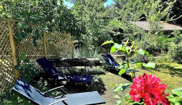 Charme Rustique au Cœur D'un Village Médiéval