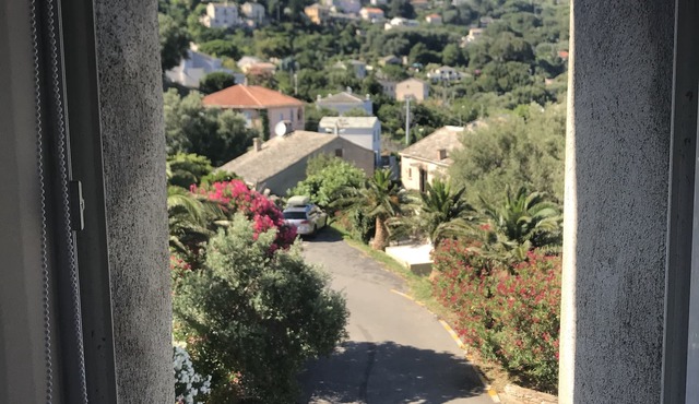 Charmente small house between sea and mountain