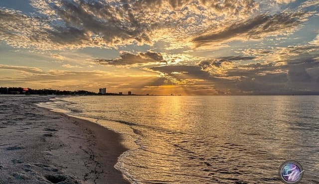 Charmer! Beach Park Getaway Comfy Nightly Tourist-Home PlentyAmenities 2Queen