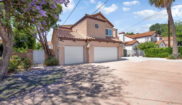 Charmer Salt Water Pool 2 Story House 2800 sq ft
