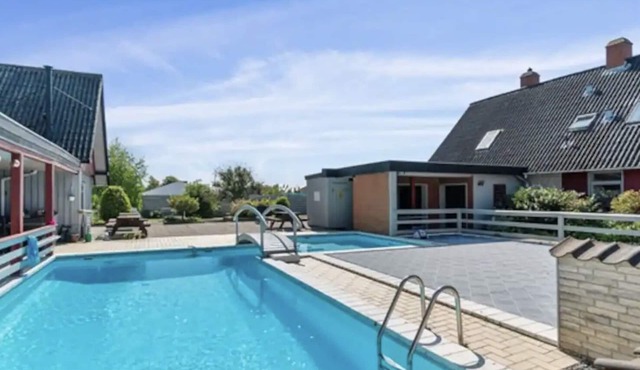 Charmerende 63m2 Lejlighed/rækkehus i 2 Etager med Fælles Pool