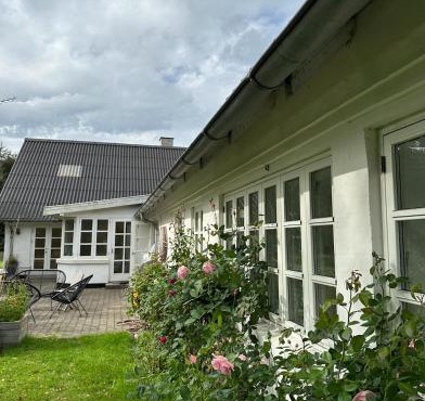 Charmerende lejlighed på landet med privat skov