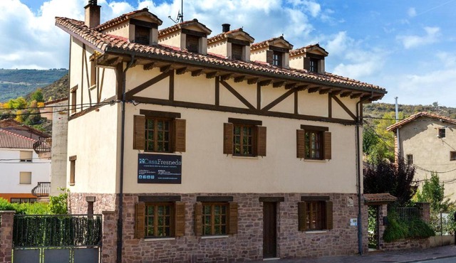 Charming House in Fresneda de la Sierra Tirón with Garden.