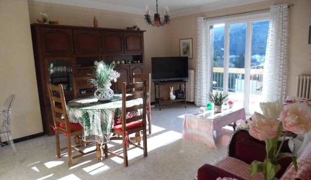 Charming F2 Apartment with Terrace, Parking & WIFI - Pet-Friendly - Near City Center & Thermes