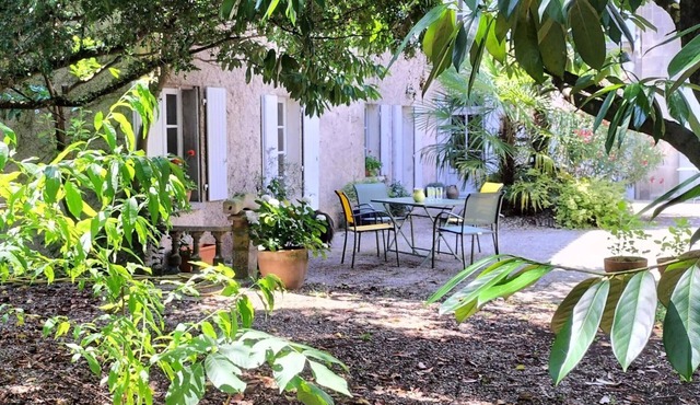Charming Riverside Gite, Spacious Garden, Terrace, Close to Nature and Activities