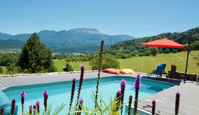 Charming apartment overlooking garden, pool and the Chartreuse