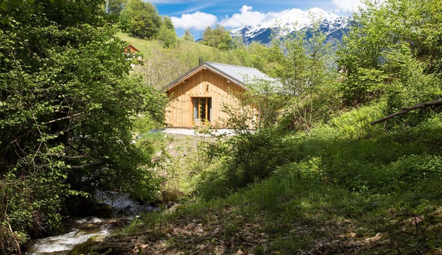 Charming chalet for 2 next to a trout stream with mountain views