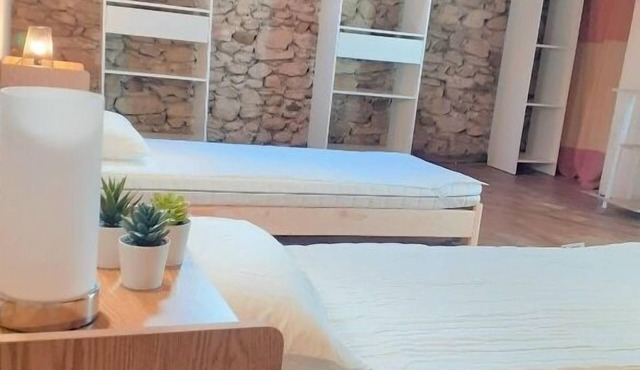 CHARMING VILLAGE HOUSE, air-conditioned cottage with garden