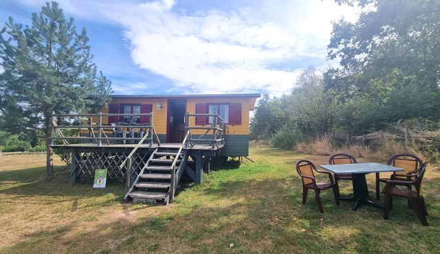 Charming caravan for 4 guests with pets allowed, linens and cleaning included