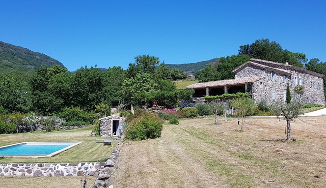 Charming house suitable for large families with swimming pool in a preserved site