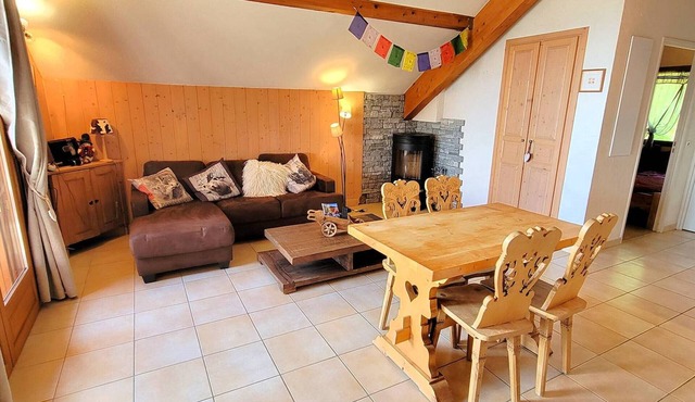 Charming Duplex Apartment for 5 with South-Facing Balcony, Fireplace, & Free WiFi in Chaillol