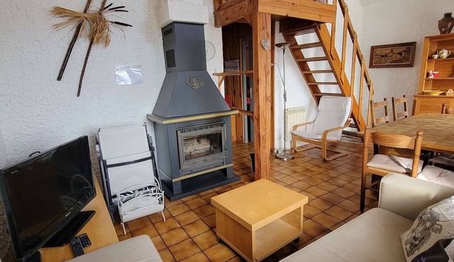 Charming Chalet for 5-7 with South-Facing Balcony - Close to Ski, Hiking, Shops