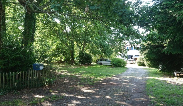 Charming villa on a 2-hectare estate, 12 minutes from the beach.