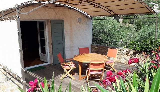 Charming apartment with garden, quiet location, sea and mountain views, sleeps 4.